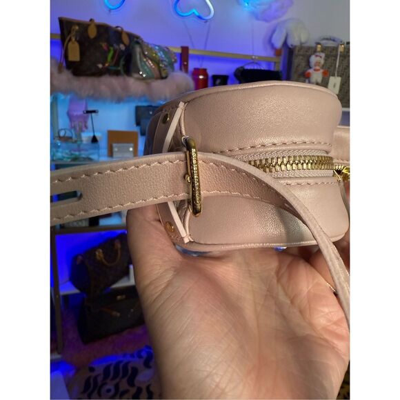 LOUIS VUITTON Lambskin Embossed Monogram Fall In Love Sac Coeur Light Pink - Picture 8 of 15